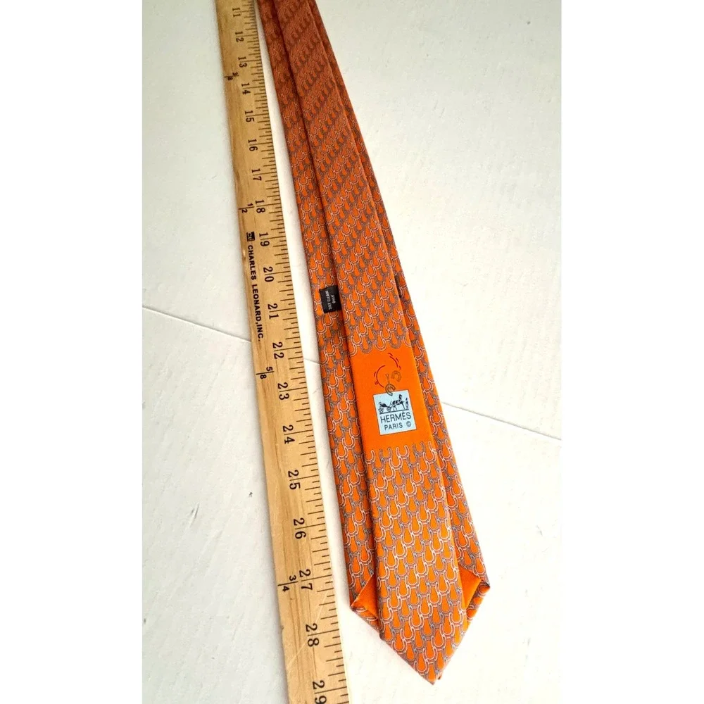 Hermes Paris Mens Orange Silk Horseshoe Link Pattern Necktie 6324 PA France EUC